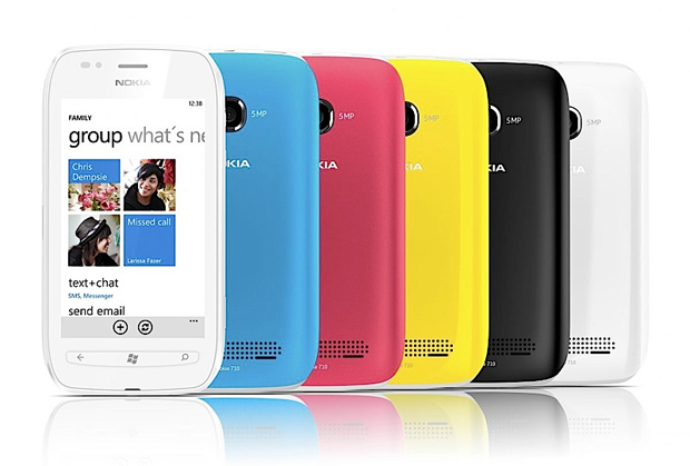 O Nokia Lumia 710 é uma versão mais simples do modelo 800, que também funciona com o sistema operacional Windows Phone