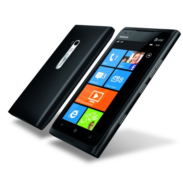 Apesar de chegar ao mercado como rival do iPhone, o Lumia 900 conta apenas com uma versão: a de 16 GB