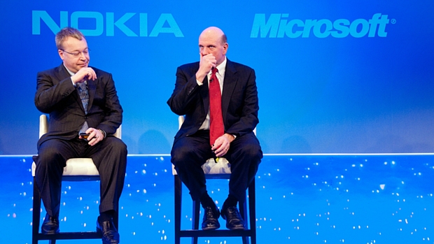 Os presidentes da Nokia, Stephen Elop, e da Microsoft, Steve Ballmer, anunciam parceria em Londres