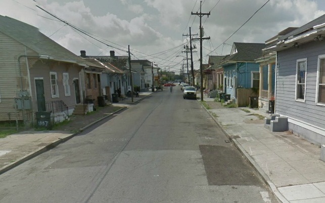 A rua onde ocorreu o tiroteio. Local fica a menos de 1 quilômetro de atrações turísticas de Nova Orleans