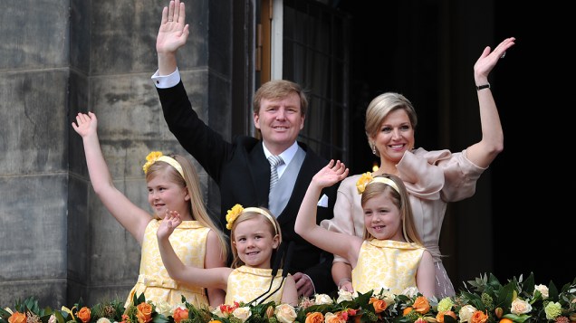 O novo rei da Holanda, Willem-Alexander, saúda a multidão no Palácio Real, ao lado de sua mulher, Máxima, e suas filhas Catharina-Amalia (esq.), Alexia (dir.) Ariane (centro)
