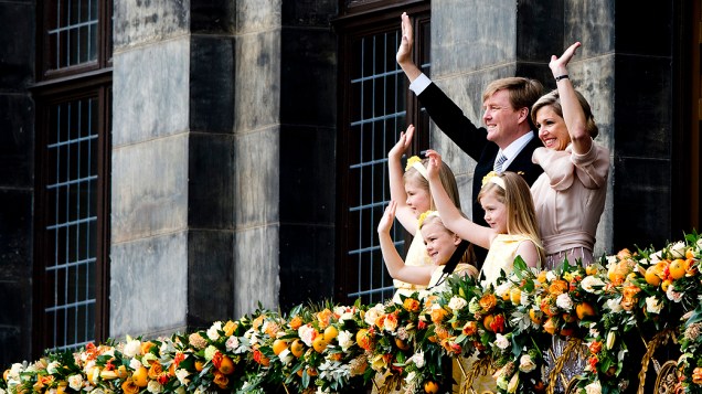 A família real holandesa saúda a multidão em Amsterdã, na Holanda nesta terça-feira (30)