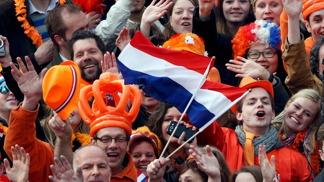 Multidão se reúne na praça Dam em frente ao Palácio Real de Amsterdã durante cerimônia de abdicação da agora princesa Beatrix, na Holanda