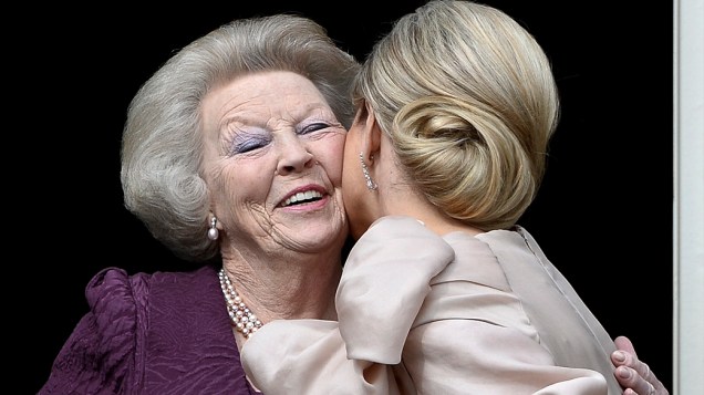 Agora princesa Beatrix (dir.) beija a nova rainha da Holanda, a argentina Máxima
