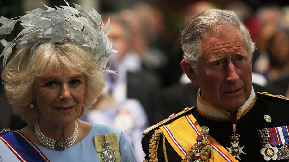 O príncipe Charles de Gales e Camilla, duquesa da Cornualha chegar para participar da cerimônia de posse do novo rei da Holanda, Willem-Alexander