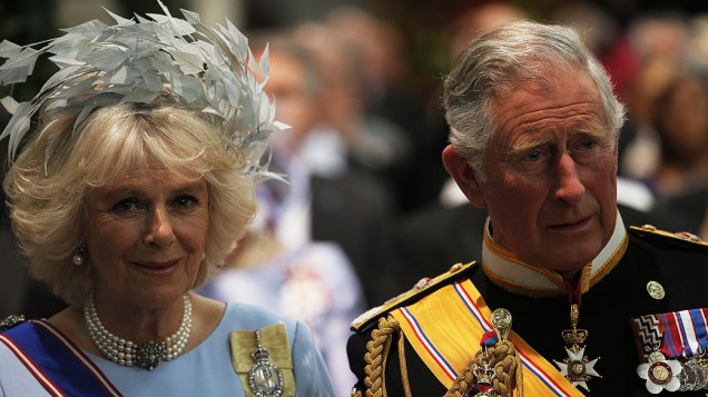 O príncipe Charles de Gales e Camilla, duquesa da Cornualha chegar para participar da cerimônia de posse do novo rei da Holanda, Willem-Alexander