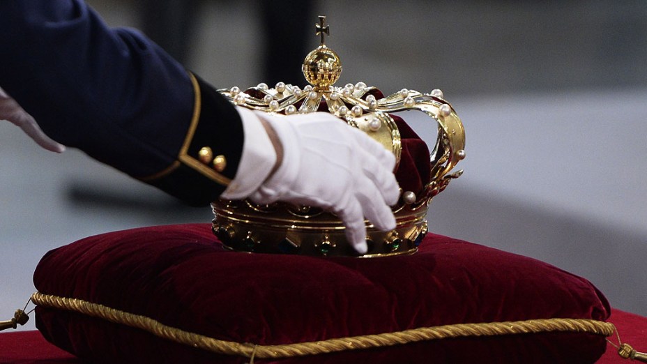 Coroa é colocada para a cerimônia de posse do novo rei da Holanda, Willem-Alexander