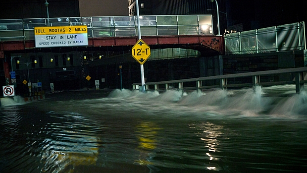 Água penetra no túnel Carey, em Nova York, durante a passagem da tempestade Sandy