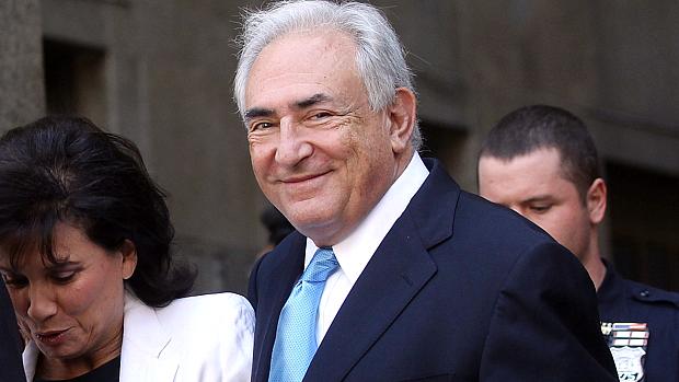 Nova York: solto, DSK deixa o tribunal sorridente