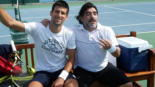 Novak Djokovic (à esq.) e Diego Maradona disputaram partida de tênis