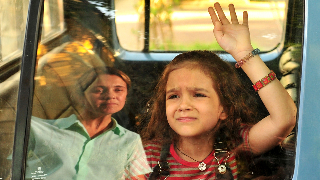 Rita (Mel Maia) é levada ao depósito durante gravações da novela Avenida Brasil