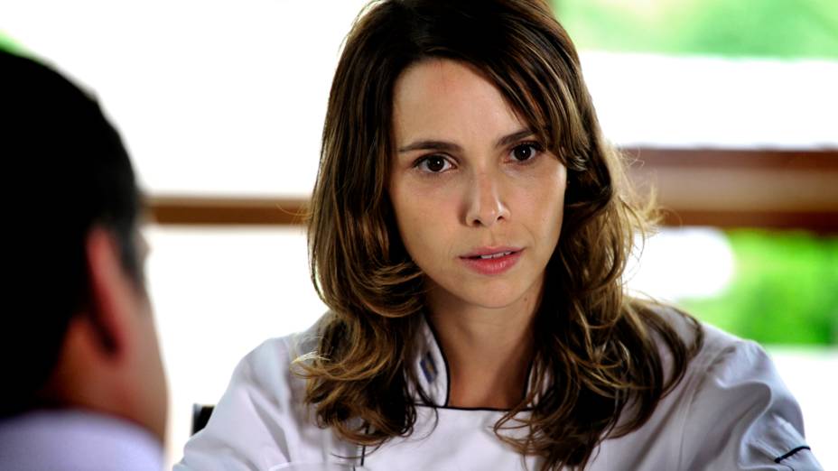 Nina (Débora Falabella) conta a Hector (Daniel Kuzniecka) que vai voltar ao Brasil