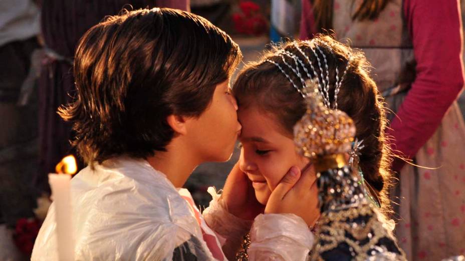Batata (Bernardo Simões) e Rita (Mel Maia) se casam durante gravações da novela Avenida Brasil