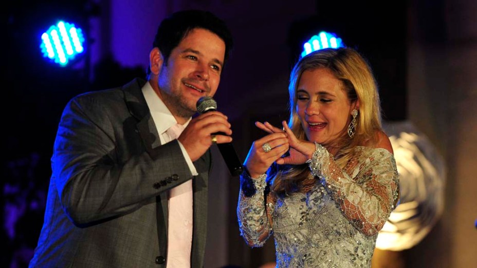 Tufão (Murilo Benício) e Carminha (Adriana Esteves) comemoram o aniversário de casamento