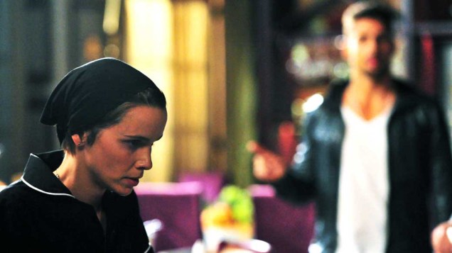 Nina (Débora Falabella) fica nervosa com a proximidade de Jorginho (Cauã Reymond)