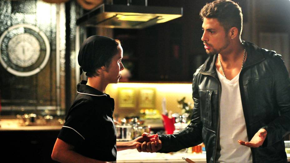Nina (Débora Falabella) fica sem jeito ao se deparar com Jorginho (Cauã Reymond), seu amor de infância