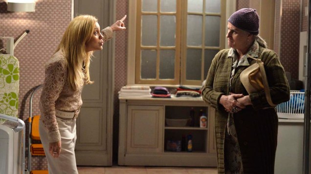 Lucinda (Vera Holtz) conta para Carminha (Adriana Esteves) que Jorginho (Cauã Reymond) descobriu onde fica a casa em que nasceu