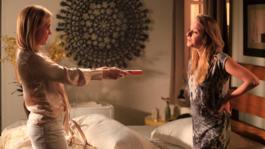 Carminha (Adriana Esteves) procura Begônia (Carol Abras) no hotel e elas se enfrentam
