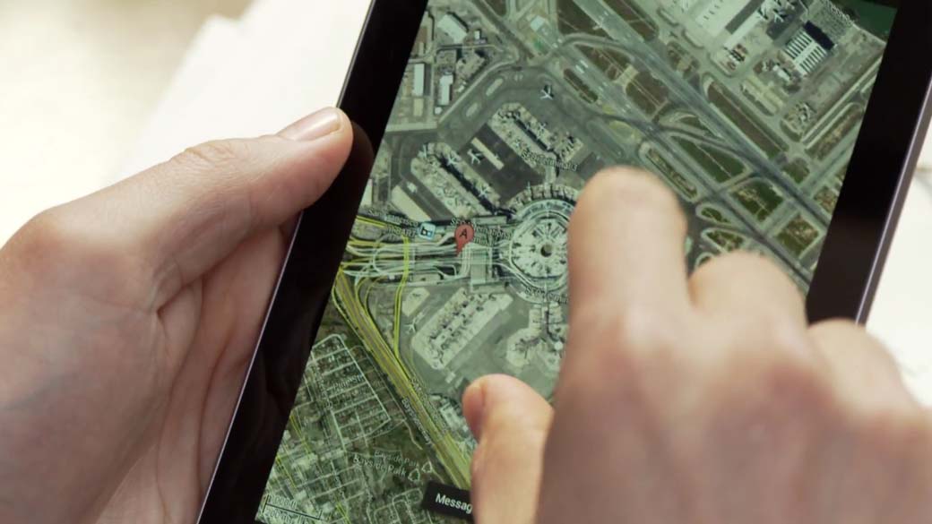 Usuário utilizando serviço do Google Maps em smartphone
