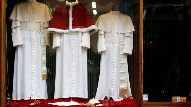 Vestes papais são expostas em uma alfaitaria de Roma