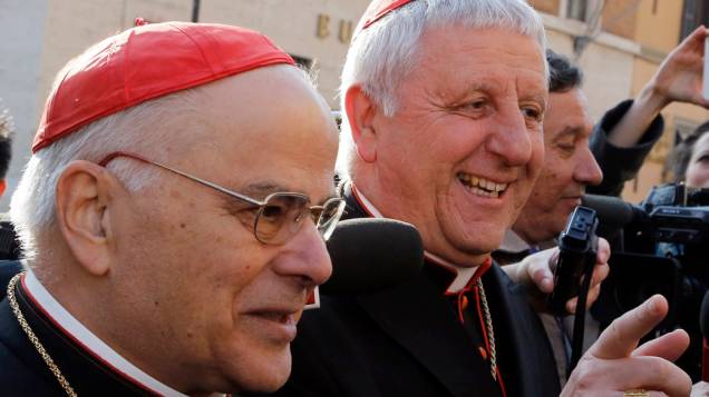 Cardeal Giuseppe Versaldi da Itália e o Cardeal José Saraiva Martins de Portugal cercados pela imprensa, antes de entrarem no Vaticano