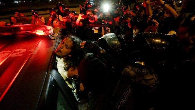 Rio de Janeiro - Protesto termina com confusão e detenções - (15/10/2013)