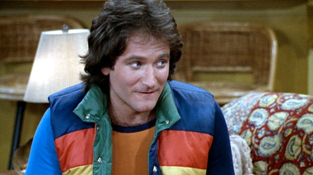 Robin Williams em cena da séria Mork & Mindy em 1979