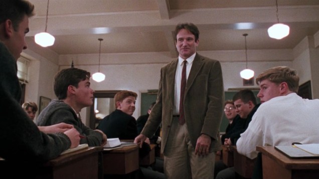 Robin Williams em cena do filme Sociedade dos Poetas Mortos de 1989