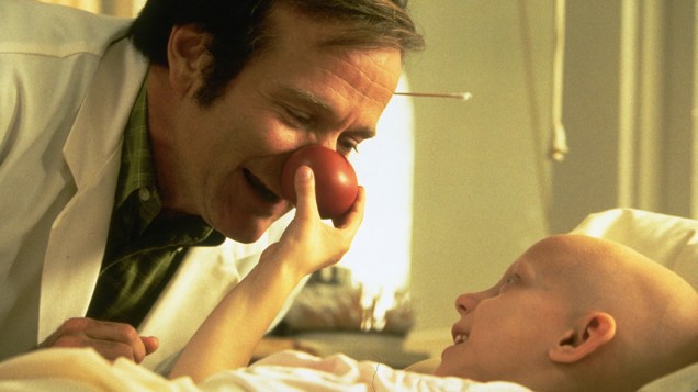 Robin Williams em cena do filme Patch Adams - O Amor é Contagioso de 1998