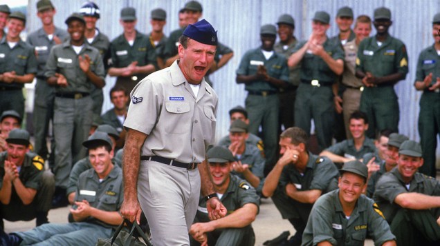 Robin Williams em cena do filme Bom Dia, Vietnã de 1987