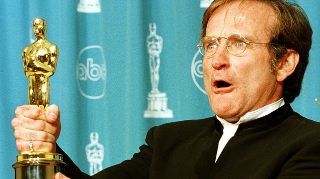 Robin Williams exibe o Oscar de melhor ator coadjuvante pelo filme Gênio Indomável de 1997