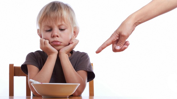 Usar força ou coerção para obrigar a criança a comer pode causar problemas psicológicos no futuro