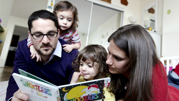 Educação infantil: os pais Ari Wallach e Sharon leem livros para as filhas gêmeas Ruby (direita) e Eliana, em Nova York