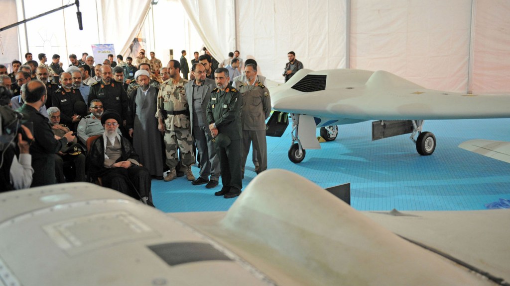 O aiatolá Ali Khamenei na cerimônia organizada para anunciar a criação de um drone iraniano com tecnologia idêntica à das aeronaves americanas