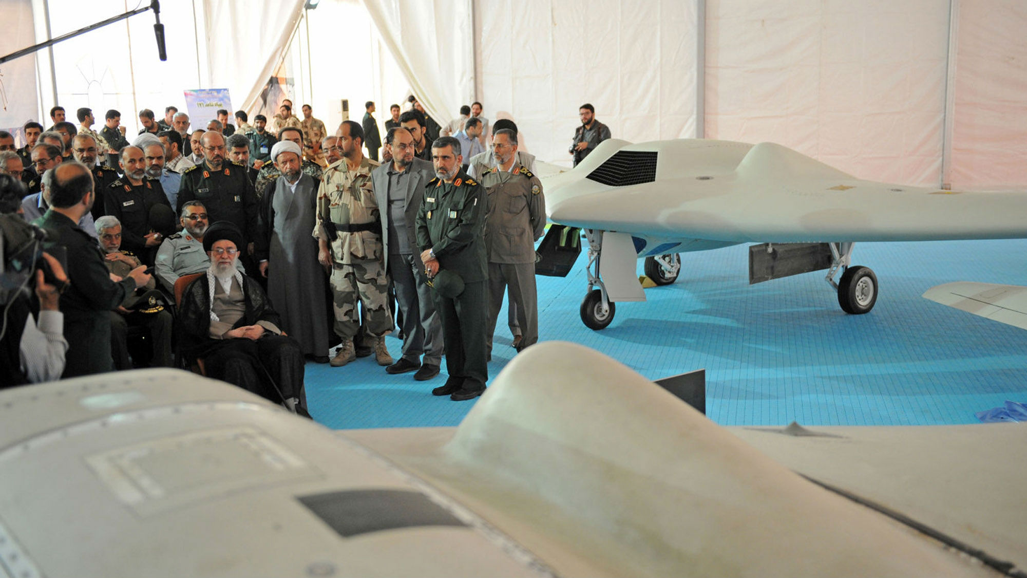 O aiatolá Ali Khamenei compareceu à cerimônia organizada para anunciar a criação de um drone iraniano com tecnologia idêntica à das aeronaves americanas