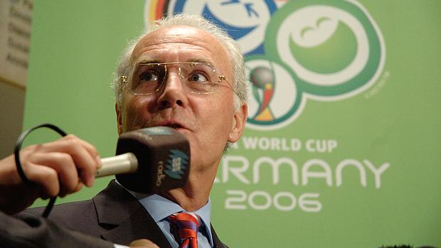 O alemão Franz Beckenbauer, presidente do Comitê Organizador da Copa de 2006, na Alemanha, é acusado de participar do esquema de compra de votos para a Alemanha na escolha de país-sede do torneio