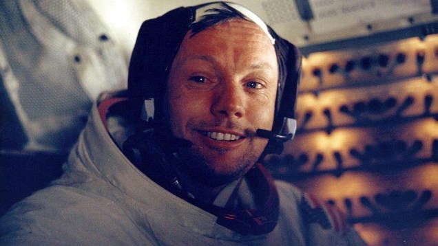 O astronauta Neil Armstrong se preparando para a missão rumo à Lua