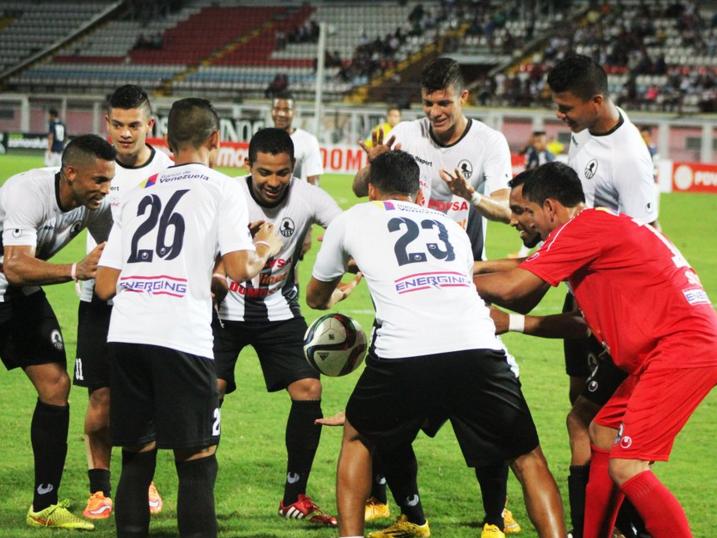 O atacante venezuelano César Martínez levita a bola ao comemorar gol no Campeonato Venezuelano