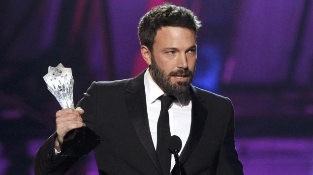 O ator Ben Affleck recebe o prêmio de melhor diretor por Argo no Critics Choice Awards