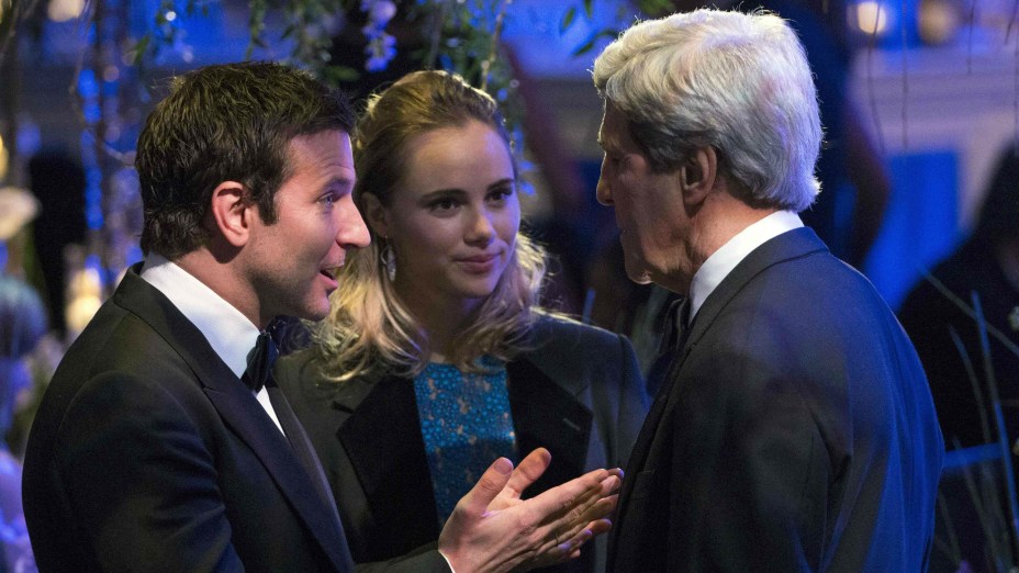 O ator Bradley Cooper e a atriz Suki Waterhouse conversam com o secretário de estado americano John Kerry durante o jantar de estado servido na Casa Branca