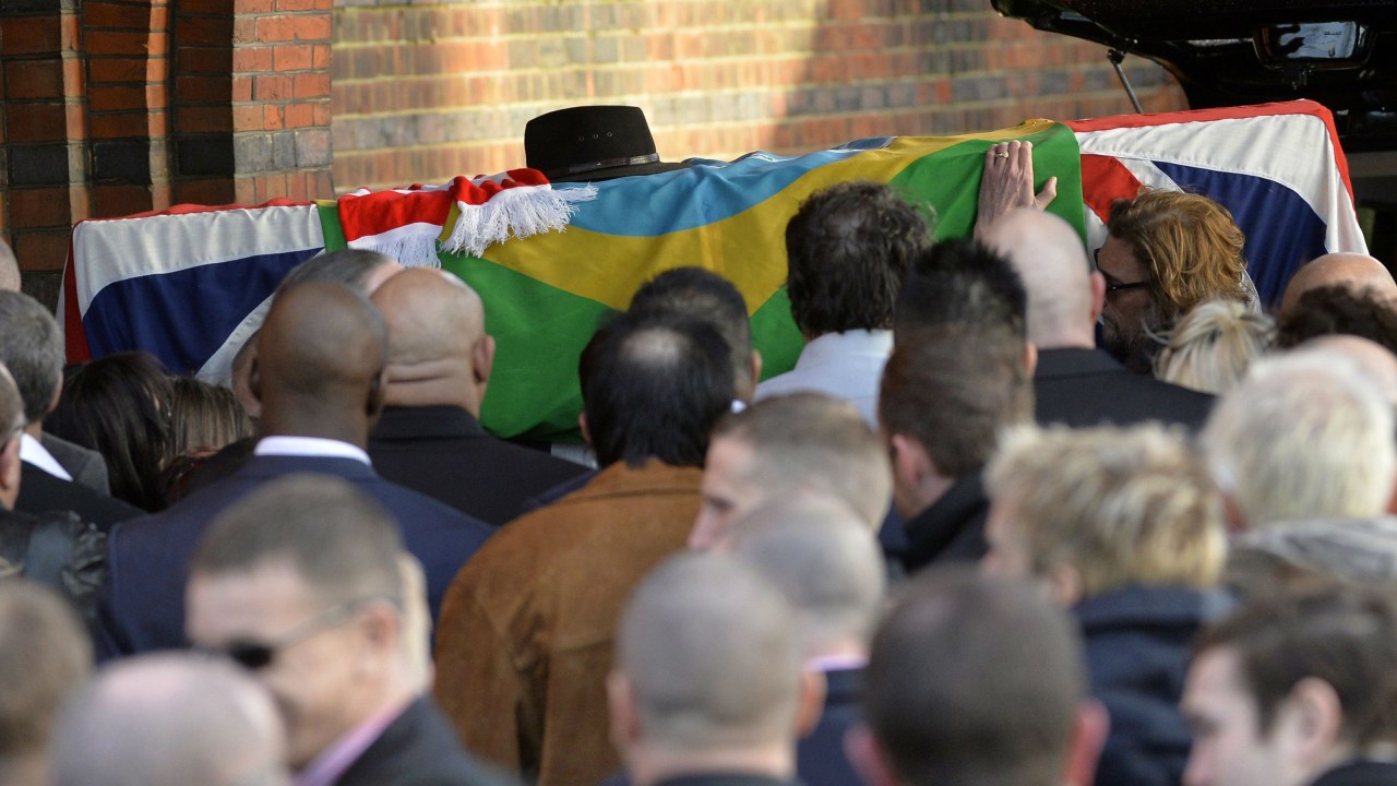 O caixão do britânico Ronald Biggs chegou ao funeral coberto por uma bandeira do Brasil
