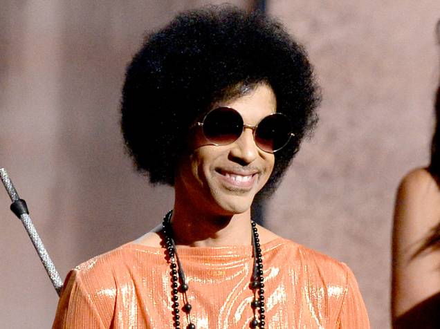O cantor Prince no Grammy em 2015