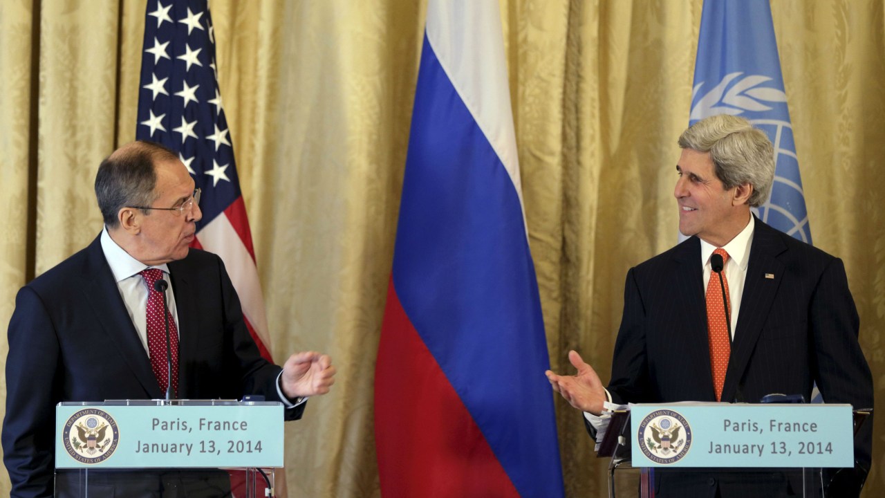 O chanceler russo Sergei Lavrov (à esq.) debate a questão síria com o secretário de estado americano, John Kerry