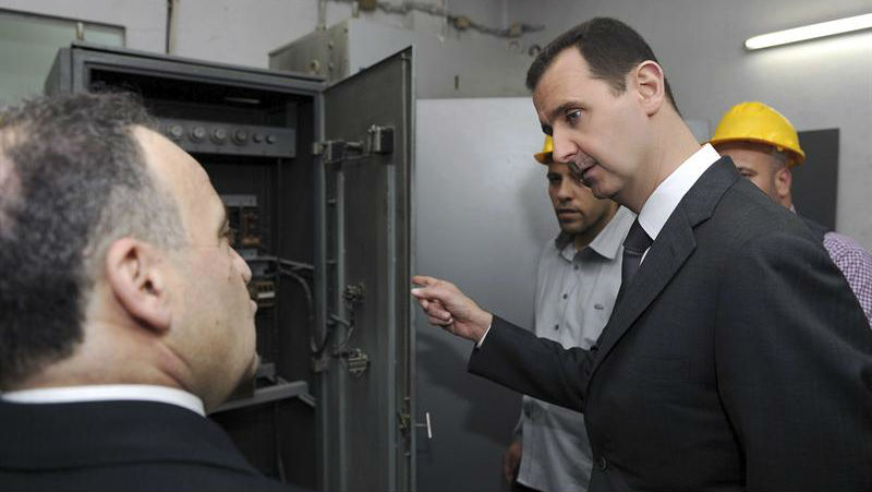 O ditador Bashar Assad faz visita a centro de energia elétrica no Dia do Trabalhador, em Damasco, capital da Síria