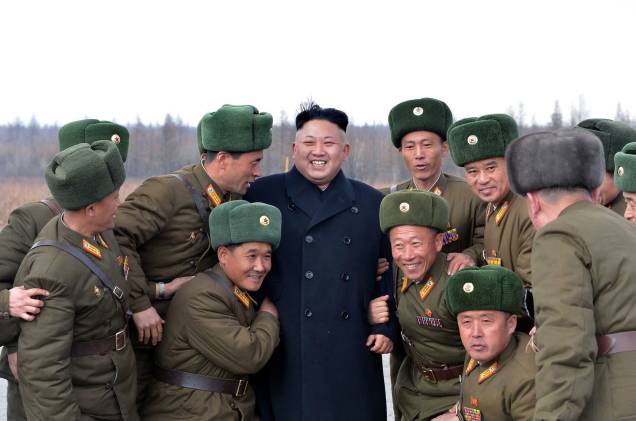 O ditador norte-coreano posa para uma foto abraçado com outros soldados do país