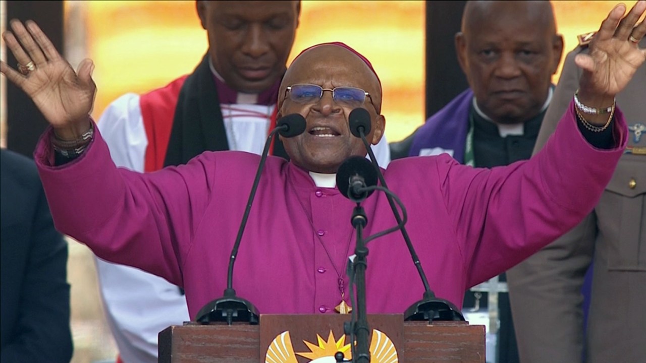 O ex-arcebispo da África do Sul, Desmond Tutu, faz um discurso durante o funeral do ex-presidente Nelson Mandela