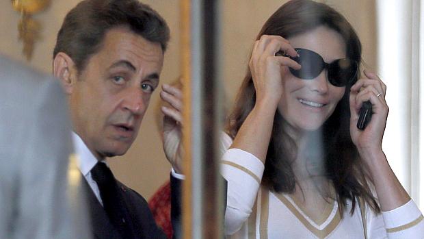 O ex-presidente francês Nicolas Sarkozy, ao lado da mulher, Carla Bruni