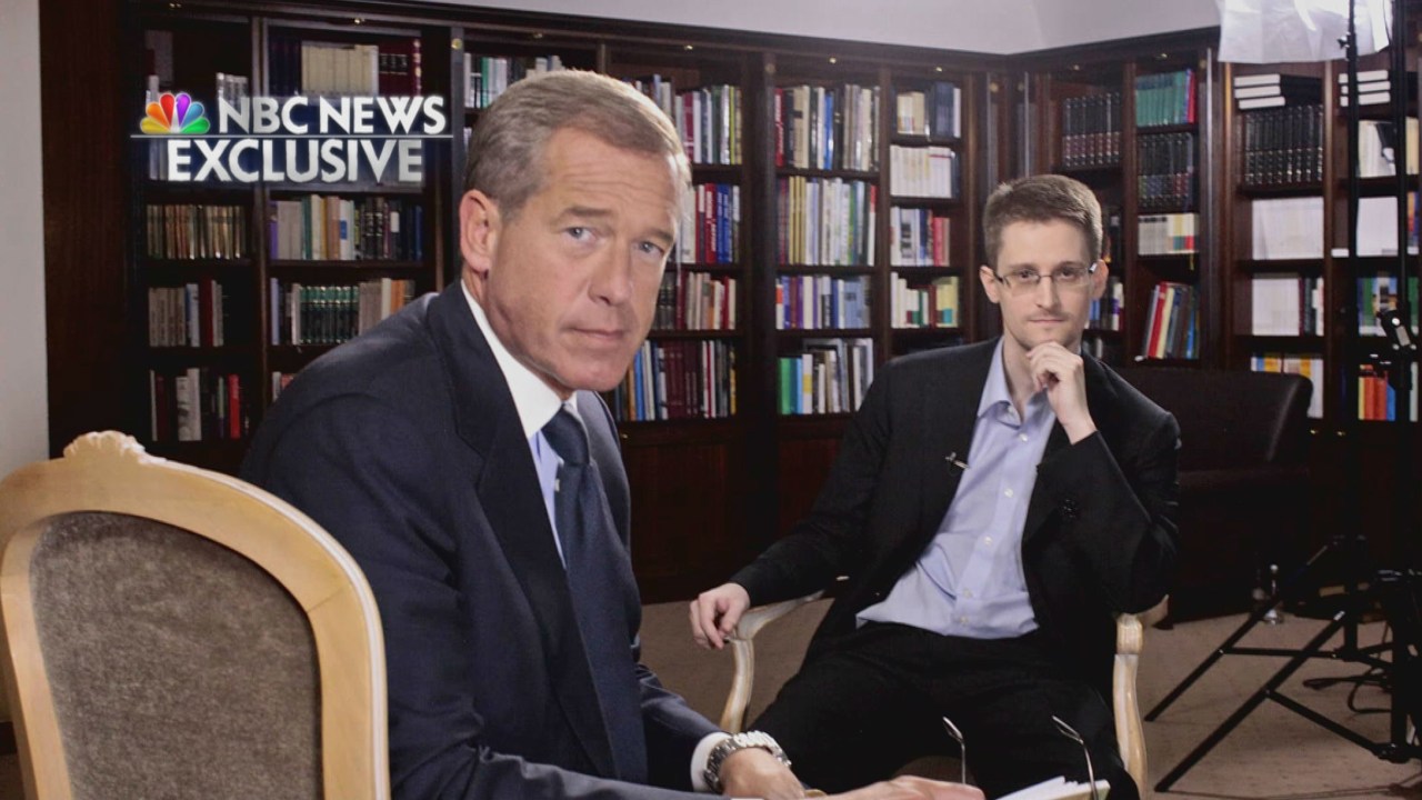 O jornalista americano Brian Williams posa junto de Edward Snowden durante uma entrevista à rede NBC News