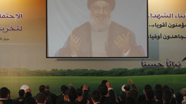 O líder do Hezbollah xiita libanês, Hassan Nasrallah, aparece em vídeo durante encontro do movimento