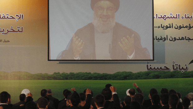 O líder do Hezbollah xiita libanês, Hassan Nasrallah, aparece em vídeo durante encontro do movimento